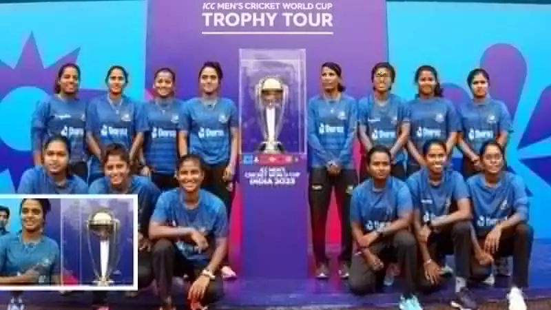 বিশ্বকাপ ট্রফির পাশে বাংলাদেশ নারী ক্রিকেট দল