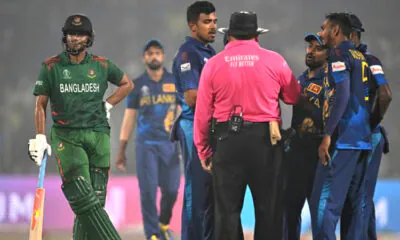 cricketers argue with umpire