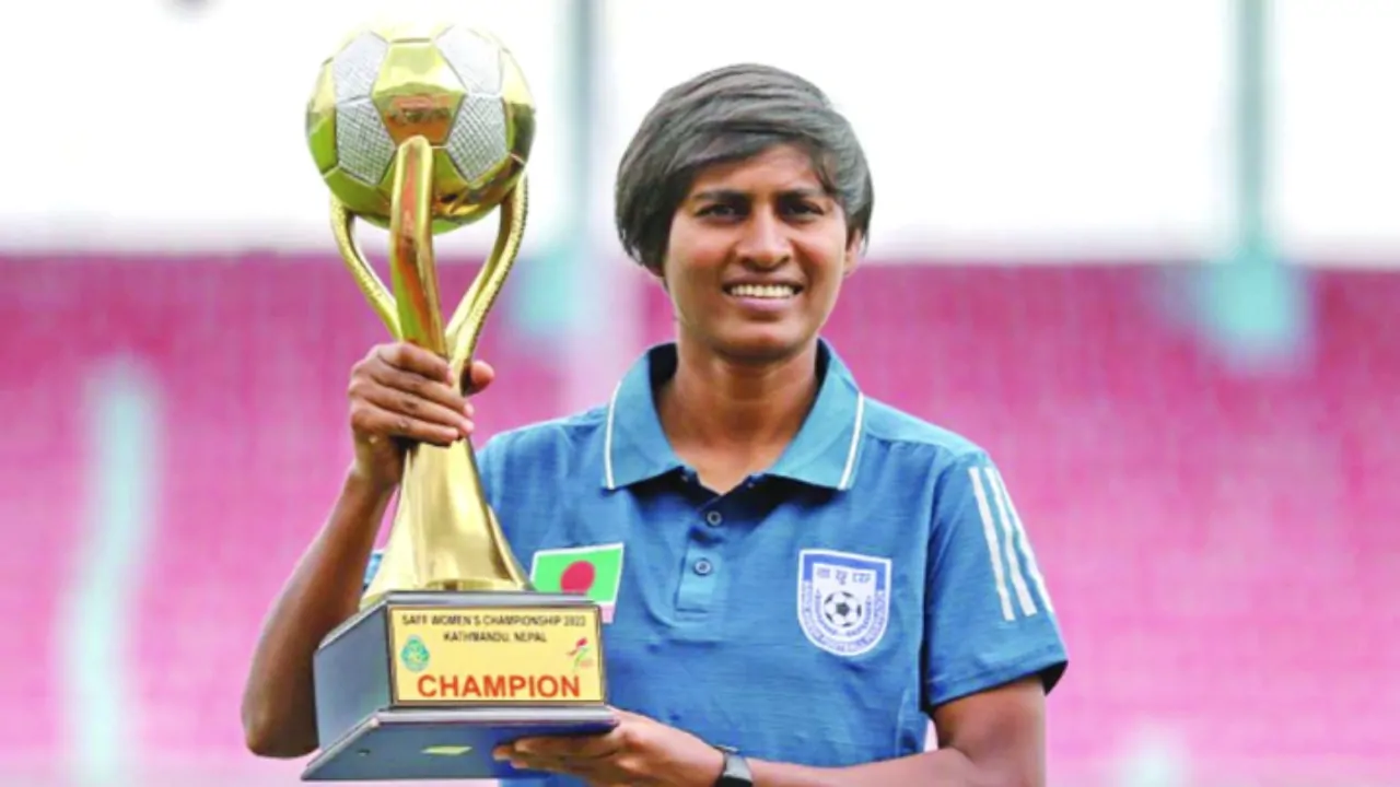 Sabina Khatun with Saff 2022 trophy