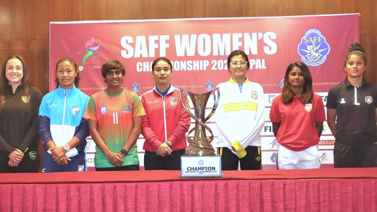 Saff women Championship all team captain with trophy