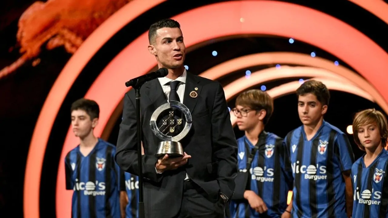 Cristiano Ronaldo awarded Platinum Quinas trophy