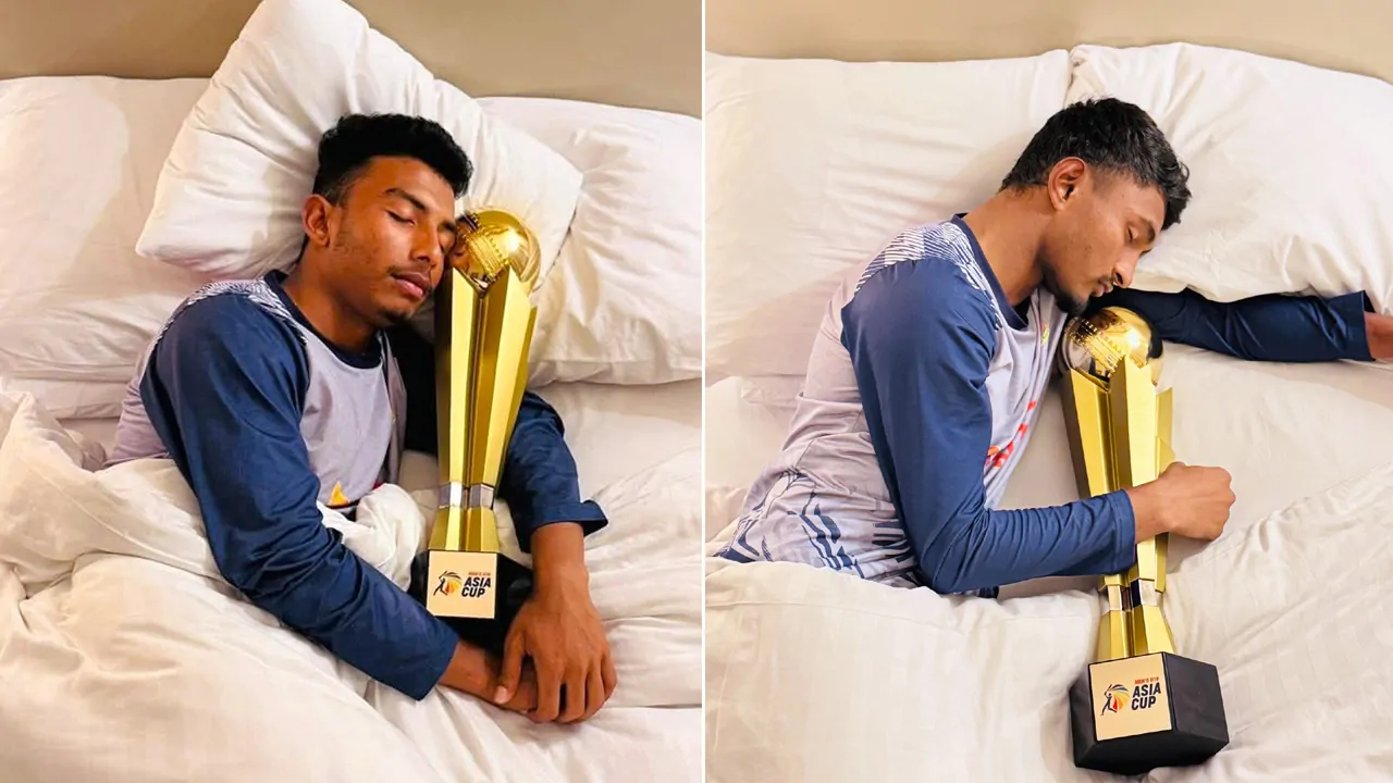 Iqbal Hossain Emon and Maruf Mridha with Asia Cup Trophy